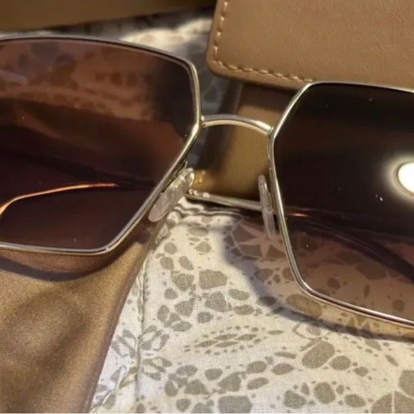 Authentic New Burberry sunglasses. - Picture 2 of 5